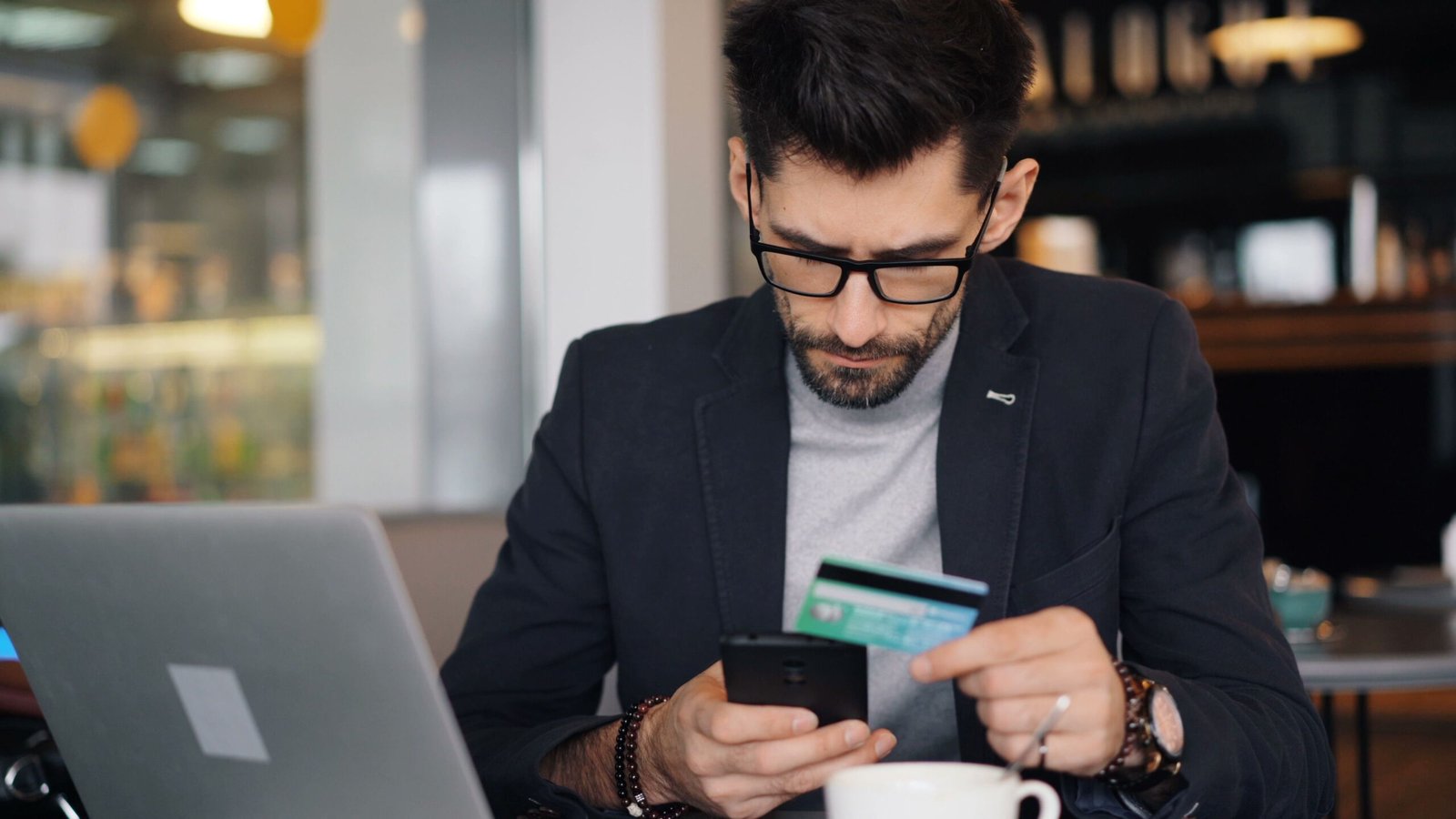 Persona gestionando cuentas bancarias online desde el móvil