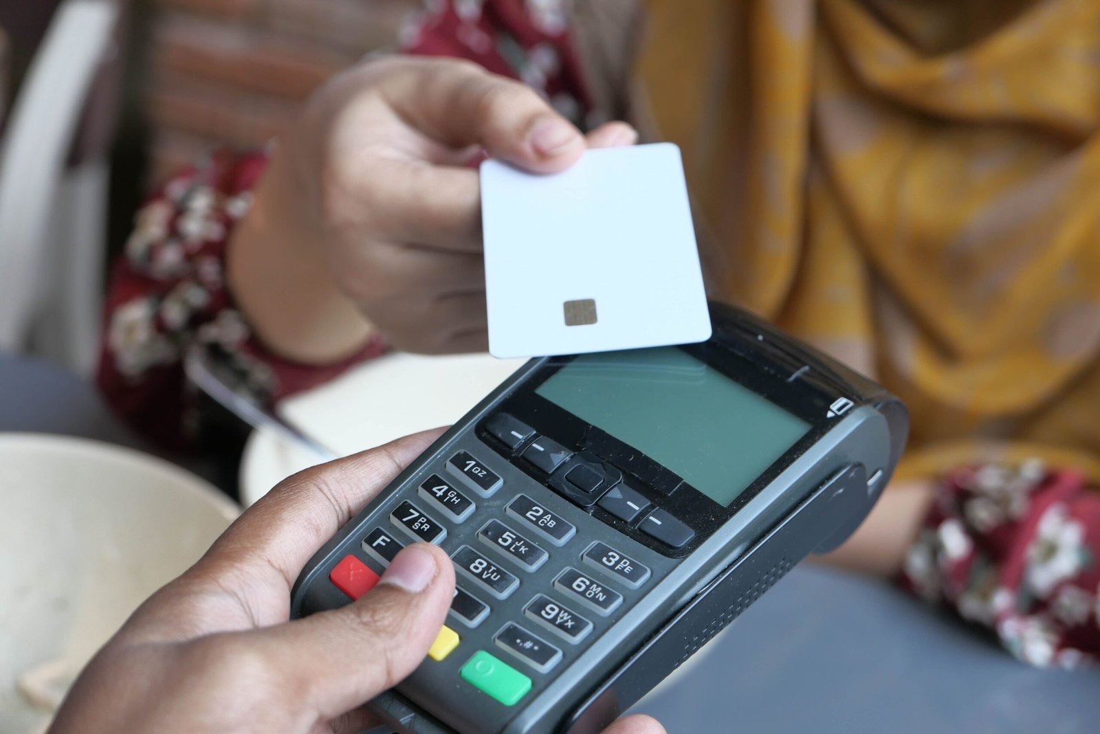 Persona comparando cuentas bancarias sin comisiones desde el móvil