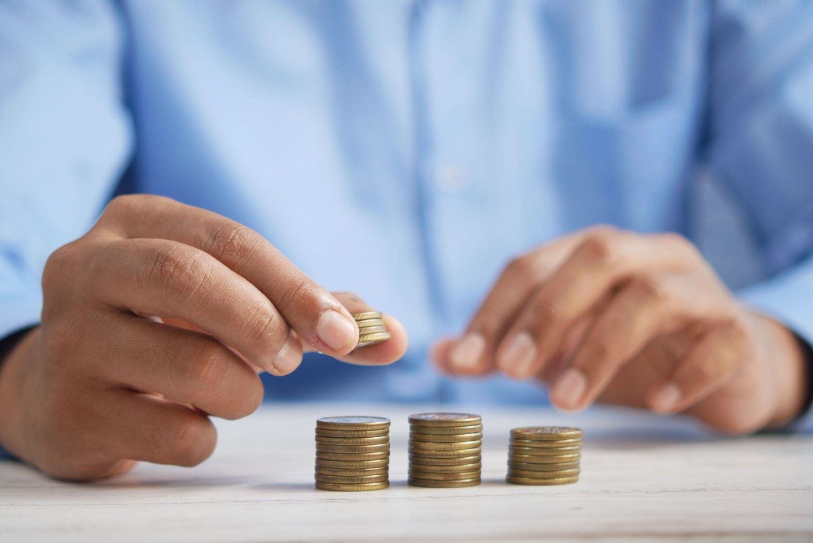 Persona revisando la rentabilidad de sus fondos de inversión a corto plazo en el móvil