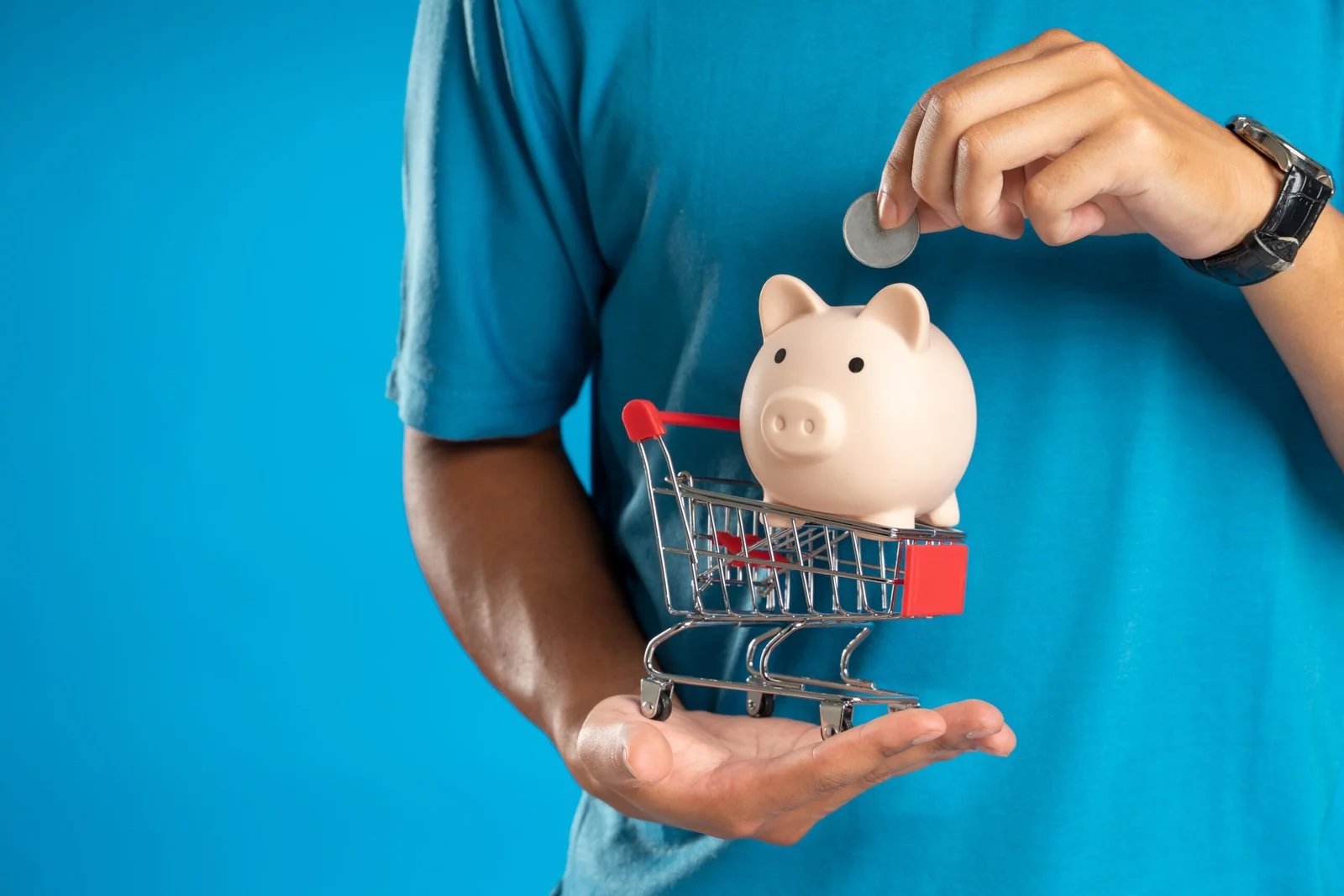 Persona calculando el interés de su cuenta remunerada
